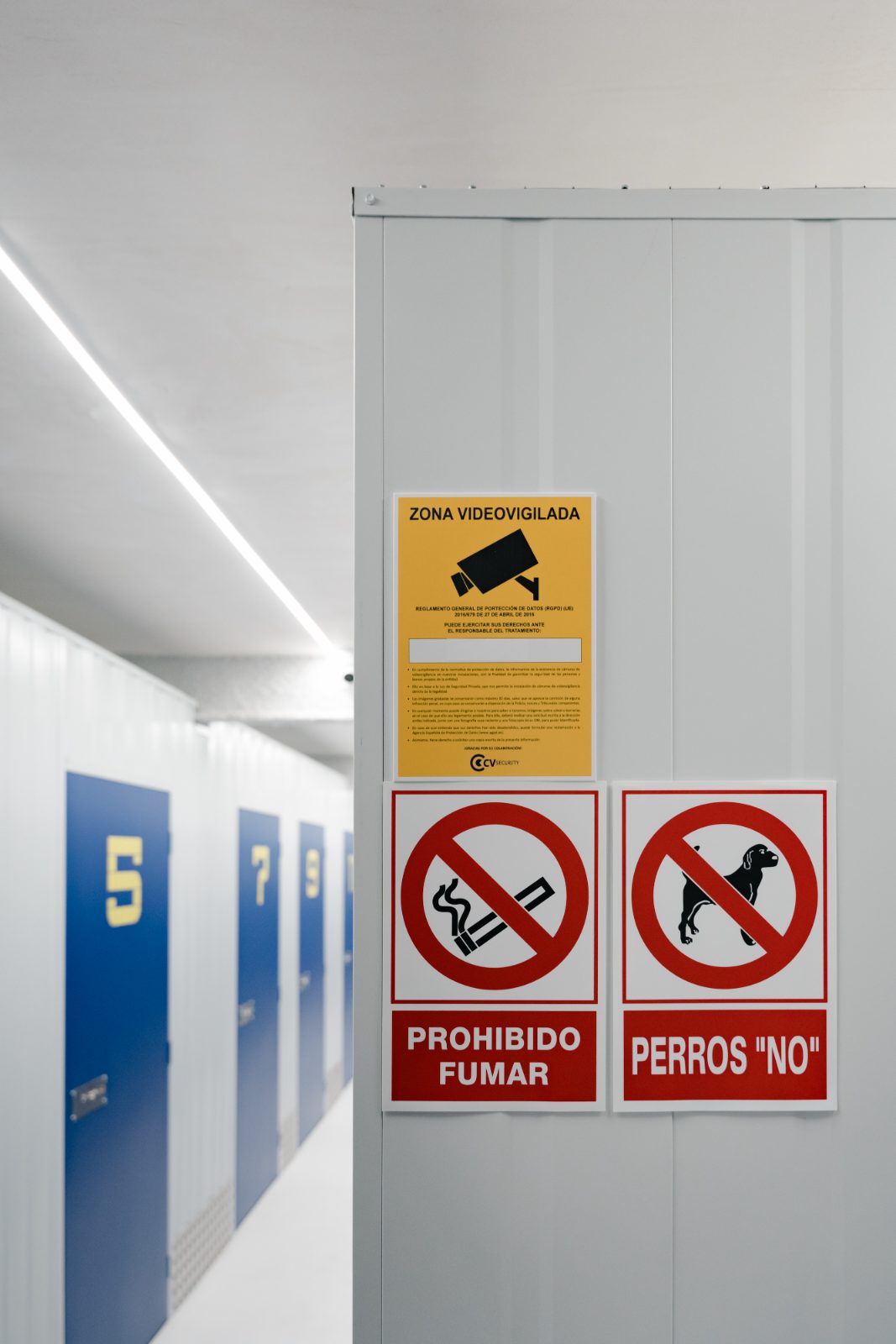 Cartel de zona videovigilada y normas de la instalación
